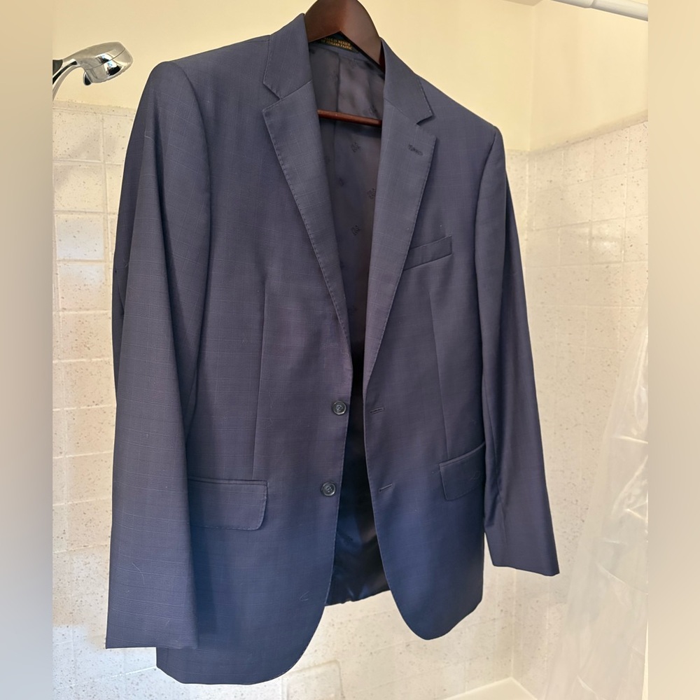 Navy blue Jos A Bank men’s suit in GREAT condition